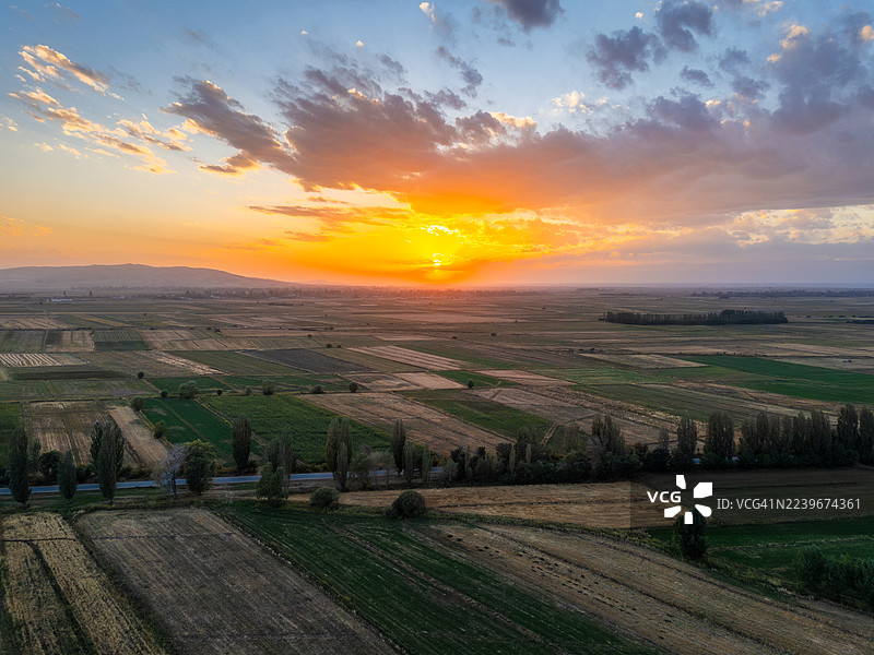 吉尔吉斯斯坦卡拉科尔农田和农业景观的高角度视图图片素材