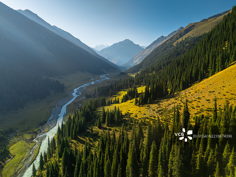 吉尔吉斯斯坦伊塞克湖地区阿尔廷阿拉山谷的鸟瞰图图片素材