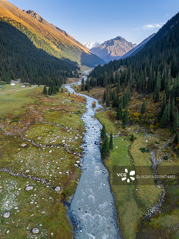 吉尔吉斯斯坦伊塞克湖地区阿尔廷阿拉山谷的鸟瞰图图片素材