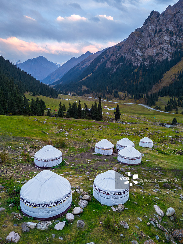 吉尔吉斯斯坦伊塞克湖地区阿尔廷阿拉山谷的游牧帐篷图片素材