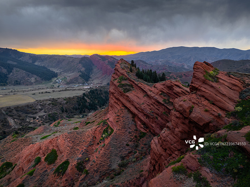 吉尔吉斯斯坦伊塞克湖杰季奥古兹山谷七公牛岩层的航空景观图片素材