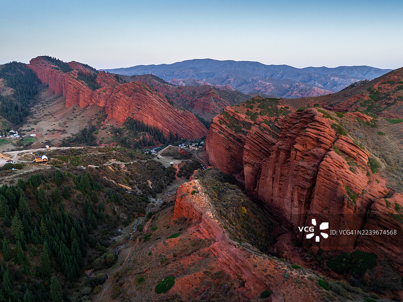 吉尔吉斯斯坦伊塞克湖杰提奥古兹山谷七公牛岩石构造的鸟瞰图图片素材