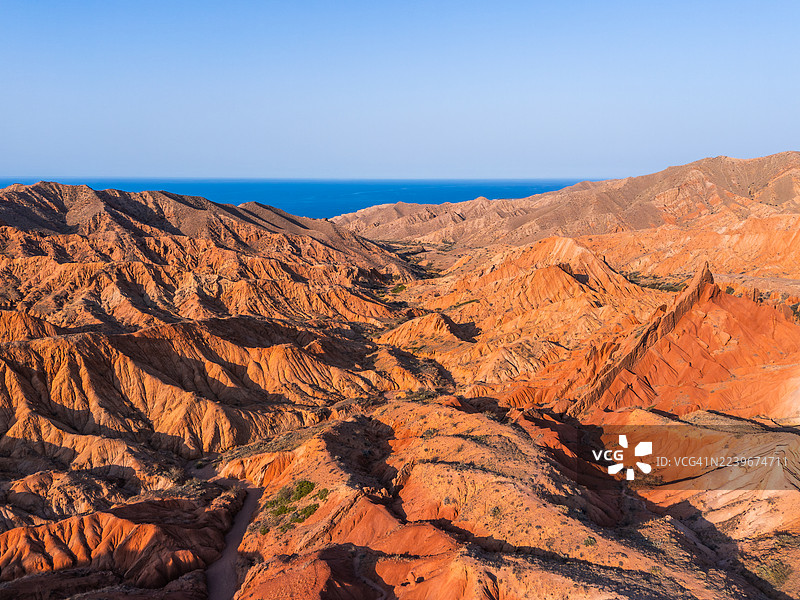 吉尔吉斯斯坦童话峡谷色彩斑斓的沙漠地貌鸟瞰图图片素材