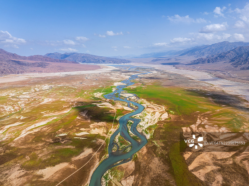 吉尔吉斯斯坦北部奥尔托托科伊附近楚河蜿蜒的航拍图，周围环绕着崎岖的山地景观图片素材