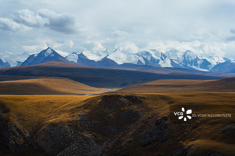 秋季吉尔吉斯斯坦天山冰川山峰映衬下的萨雷贾兹河谷风景图片素材