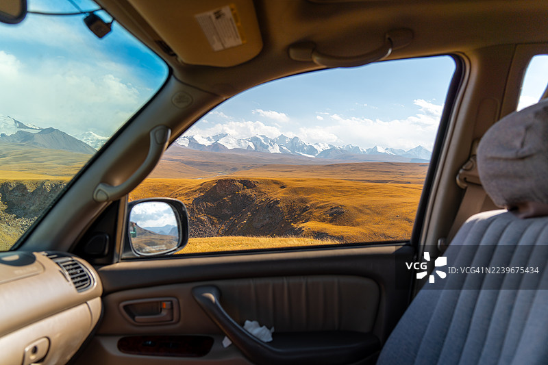 秋季从车内看到的萨雷贾兹河谷的景观，吉尔吉斯斯坦图片素材