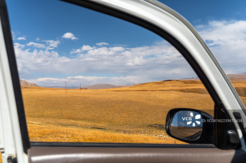 秋季吉尔吉斯斯坦萨雷贾兹河谷的风景，从车内视角拍摄图片素材