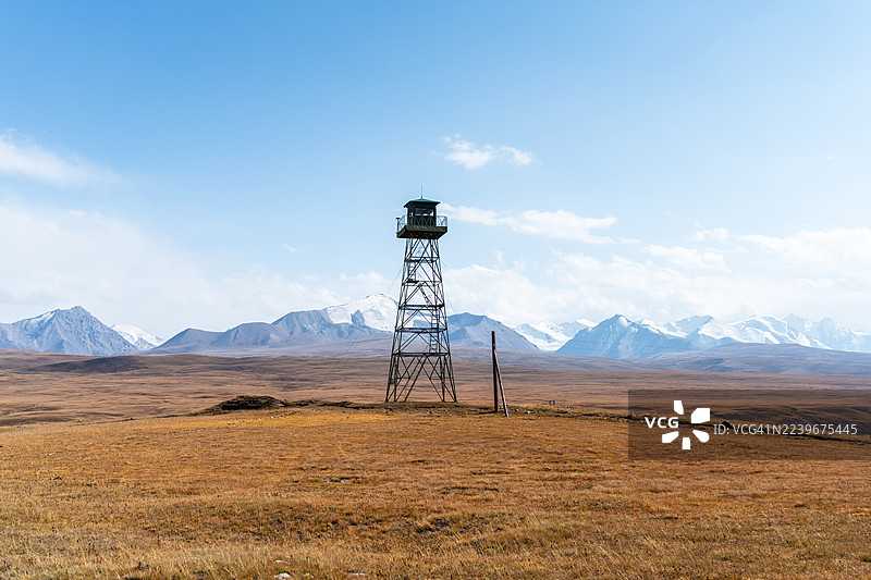 秋季吉尔吉斯斯坦天山冰川山峰下的萨雷贾兹河谷景观图片素材