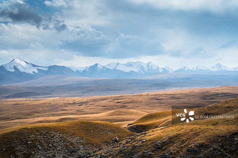 秋季吉尔吉斯斯坦天山冰川山峰与萨雷贾兹河谷的景观图片素材