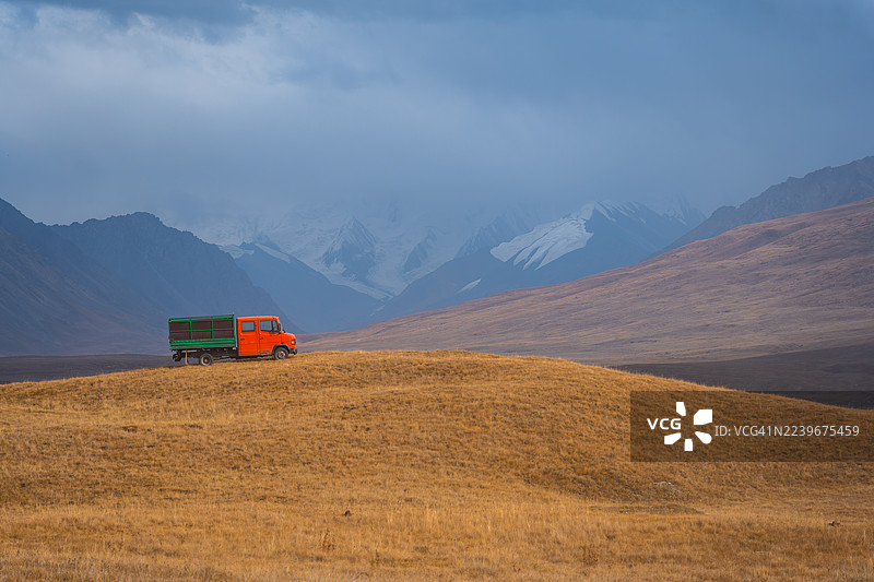 秋季吉尔吉斯斯坦萨雷贾兹河谷风景，远眺冰川化的天山山峰图片素材