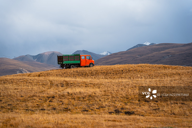 秋季吉尔吉斯斯坦萨雷贾兹河谷景观，远眺天山冰川山峰图片素材