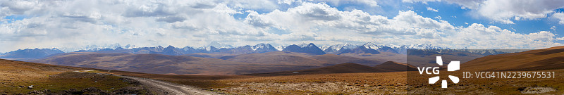 吉尔吉斯斯坦秋季萨雷贾兹河谷全景，远眺天山冰川雪峰图片素材