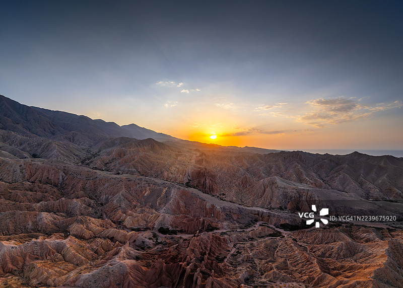 吉尔吉斯斯坦童话峡谷（Skazka Canyon）彩色沙漠地貌的全景视图图片素材