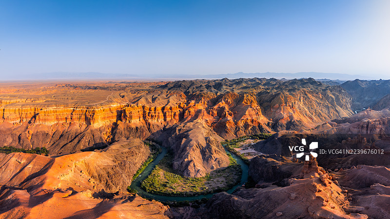 哈萨克斯坦恰林国家公园恰林河畔恰林峡谷的全景视图图片素材