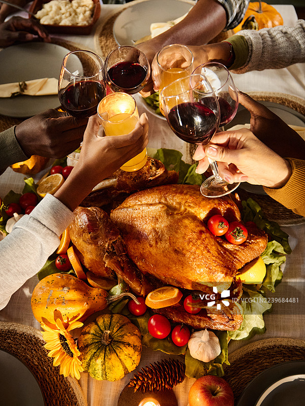 感恩午餐，干杯！图片素材