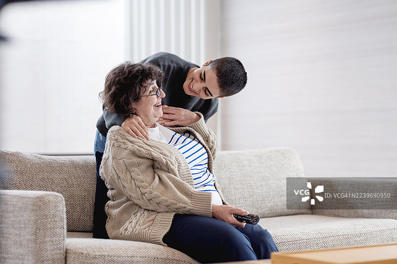 保持并维护牢固的家庭联系可以延长老年人的寿命，这实际上与更长的寿命相关联。图片素材