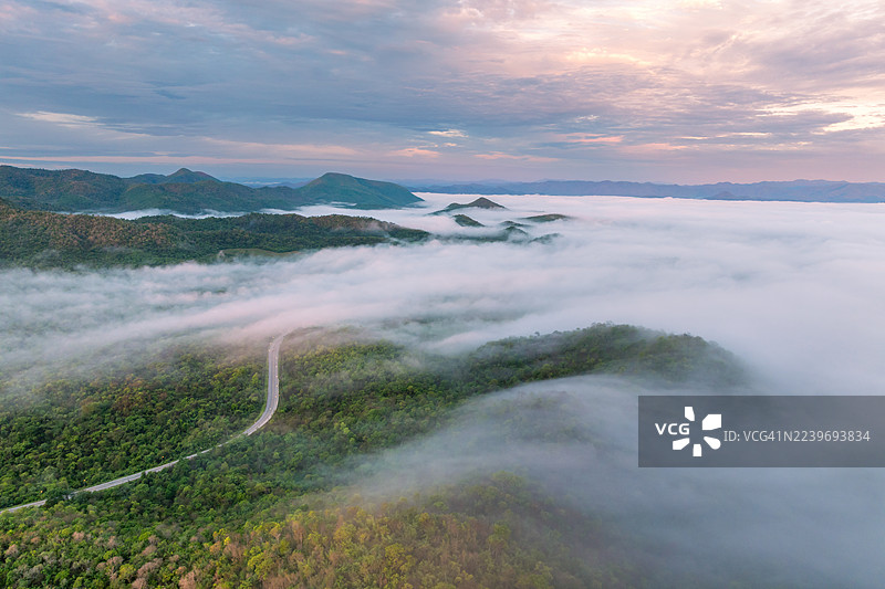 雾气蒙蒙的早晨公路：俯瞰佩布拉查里府农亚隆山蜿蜒的高速公路图片素材