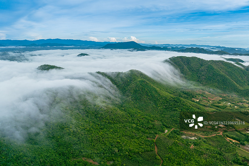 泰国碧差汶府，农亚龙山脉的日出与雾气笼罩图片素材