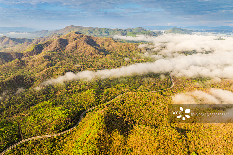 雾气蒙蒙的早晨公路：俯瞰佩布里邦牙龙山脉中蜿蜒的高速公路图片素材
