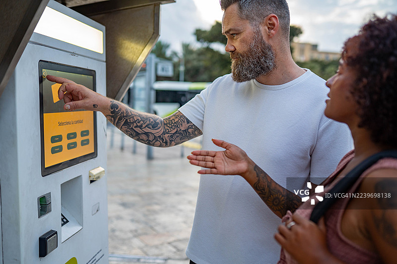 使用自动取款机图片素材