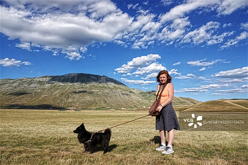 在“皮亚纳迪卡斯泰卢乔”与狗狗度假图片素材