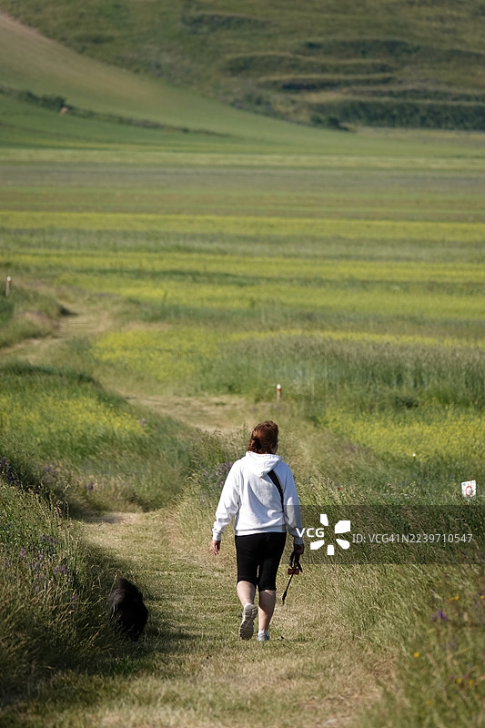 在“卡斯泰卢乔平原”徒步图片素材