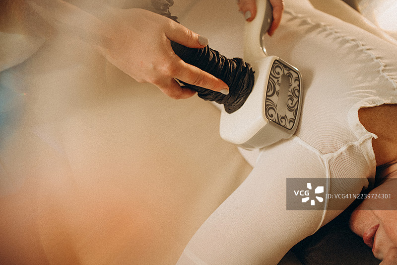 女子接受 LPG 抗橘皮组织身体按摩护理图片素材