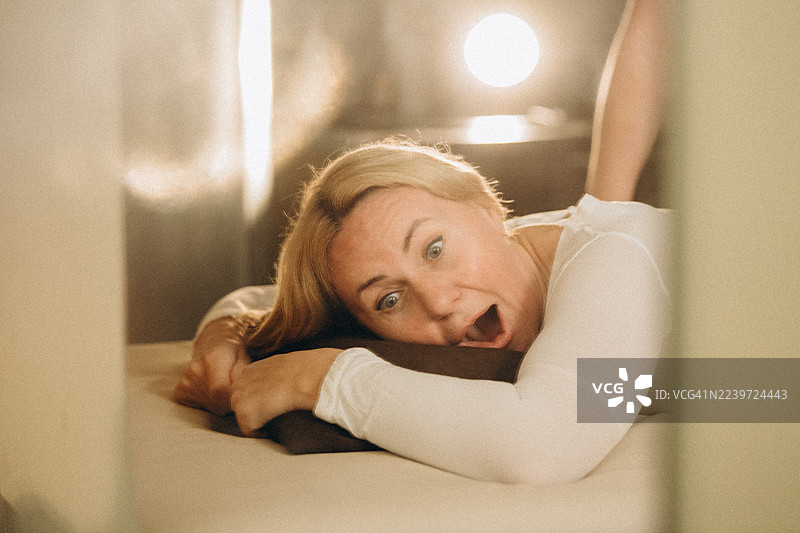 水疗中心，女子在放松足部按摩时，脸上露出有趣的惊喜表情图片素材