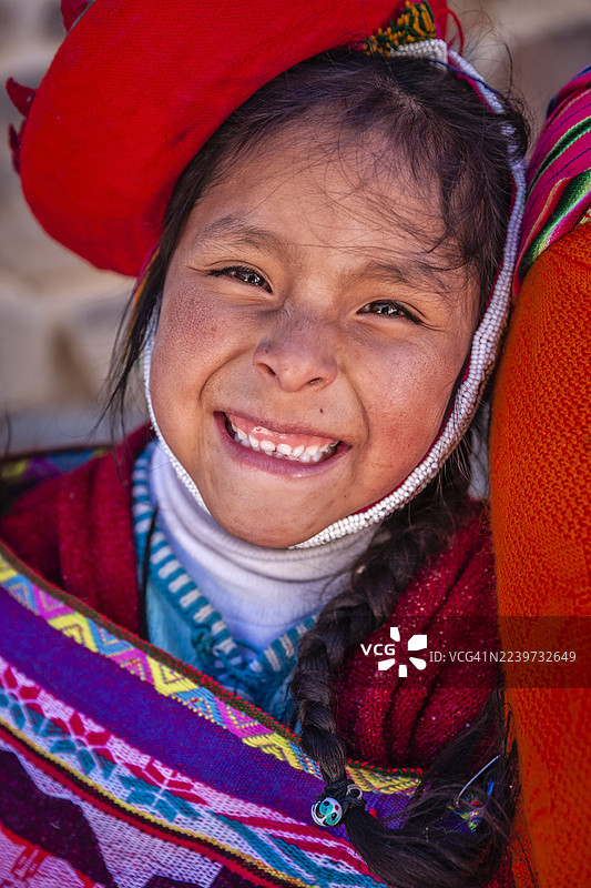 秘鲁小女孩在奥扬泰坦博遗址附近的肖像图片素材