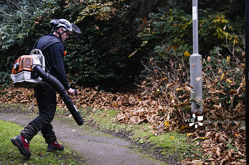 树艺师使用吹叶机图片素材