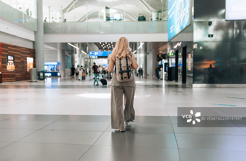 旅客走过现代化的机场航站楼图片素材
