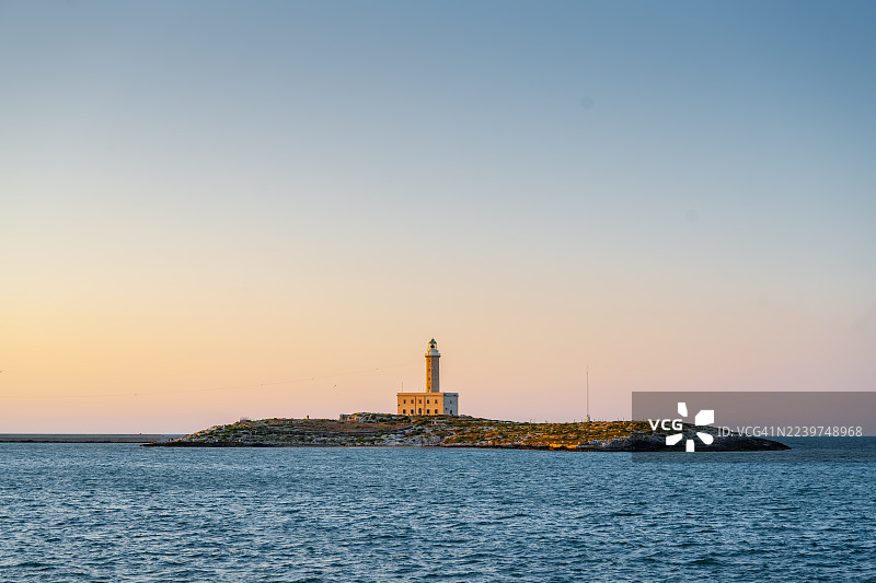 意大利普利亚大区维耶斯泰的维耶斯泰灯塔日落图片素材