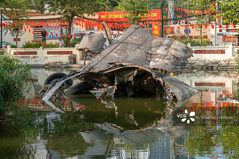 越南河内胡 tiệp 湖（B-52 湖）中被击落的 B-52 轰炸机的历史残骸图片素材