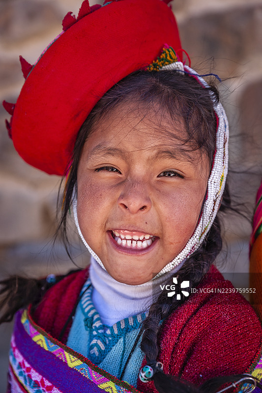 秘鲁小女孩在欧雁台附近的人像照图片素材