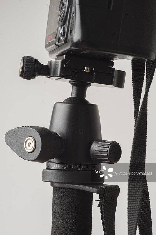 带三脚架云台和数码单反相机的铝合金独脚架图片素材