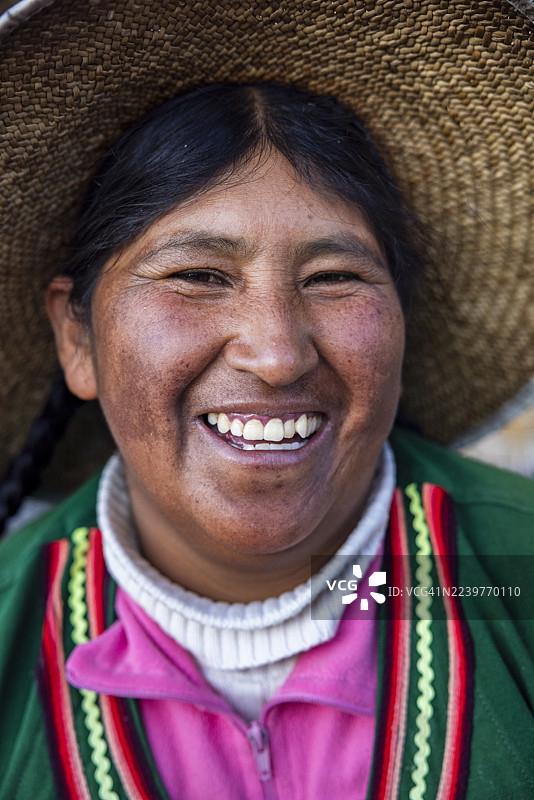 秘鲁乌鲁斯浮岛上的秘鲁年轻女子售卖纪念品，的的喀喀湖，秘鲁图片素材