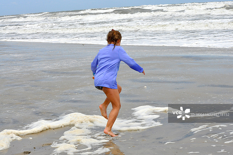 7岁女孩在海滩玩耍图片素材