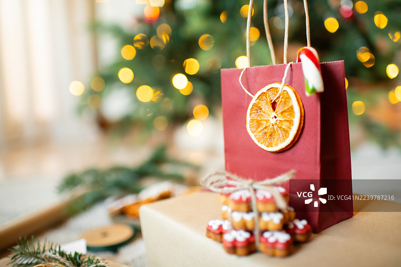 圣诞树背景上的礼物图片素材