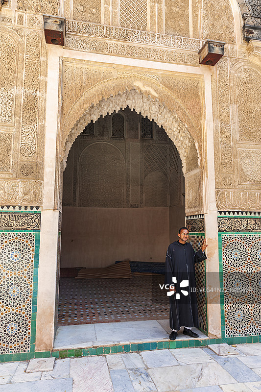 摩洛哥菲斯，阿塔林伊斯兰学院内的摩洛哥男子图片素材