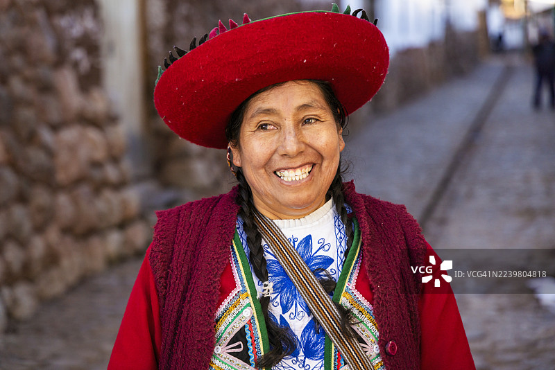秘鲁妇女身着民族服装在钦切罗圣谷行走图片素材