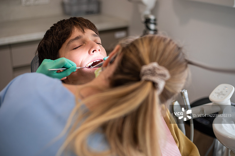 牙科就诊：患者在现代化诊所接受牙医检查图片素材