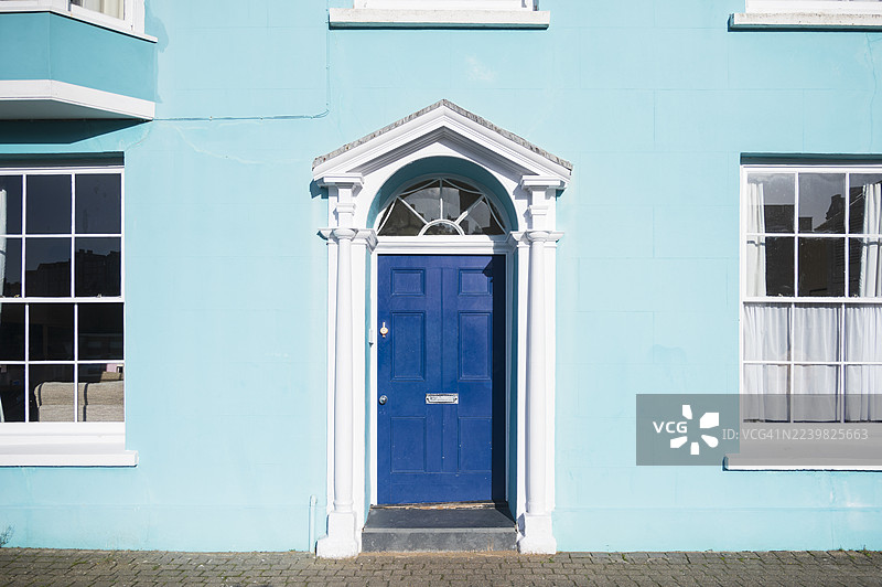 威尔士彭布罗克郡滕比色彩鲜艳的房屋图片素材