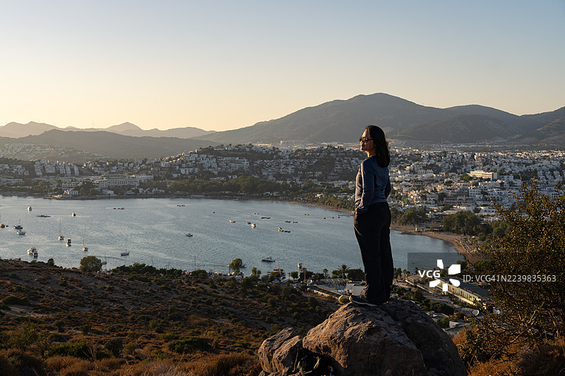 土耳其博德鲁姆，在岩石上站立观赏日落图片素材