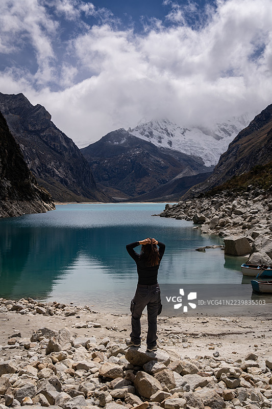 一位女士站在秘鲁帕隆湖前图片素材