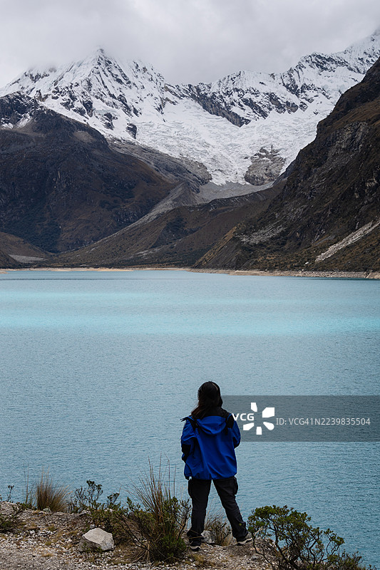 一位女士正在观看秘鲁的白山脉和帕隆湖图片素材