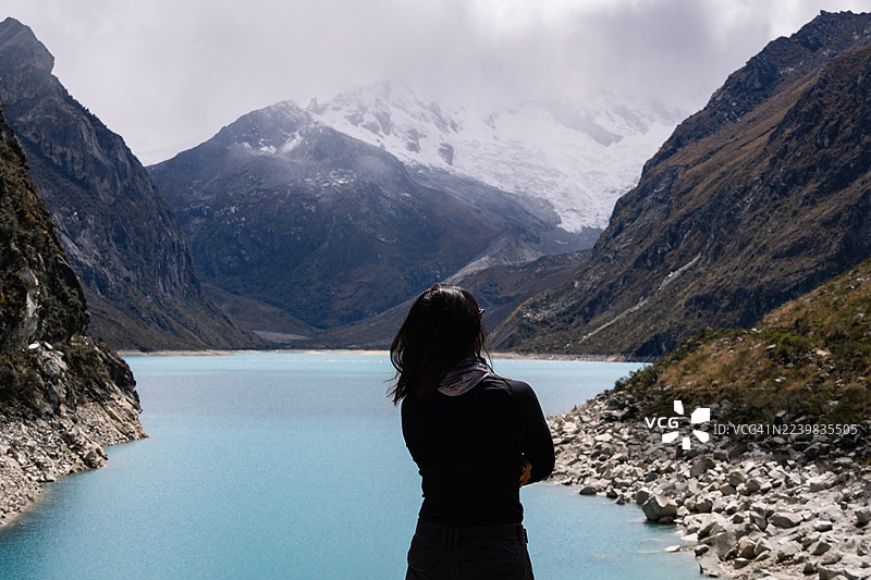 秘鲁帕隆湖的女人图片素材