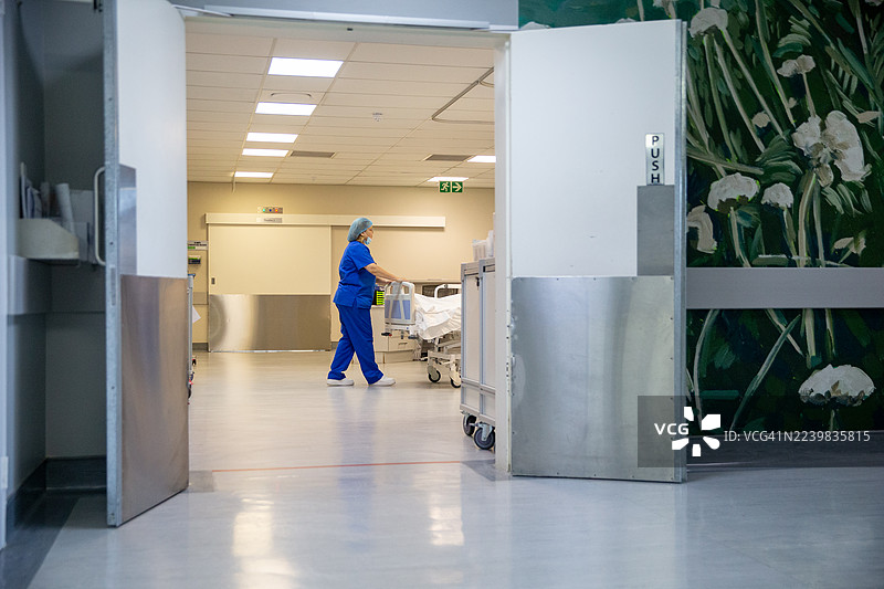 护士推着医院的担架车前往重症监护室图片素材
