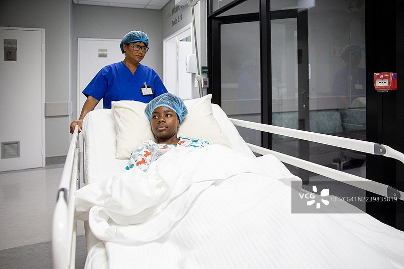 护士推着医院的担架车前往重症监护室图片素材