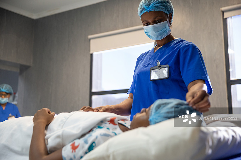 医l疗程序后，一名少女在手术室中醒来图片素材