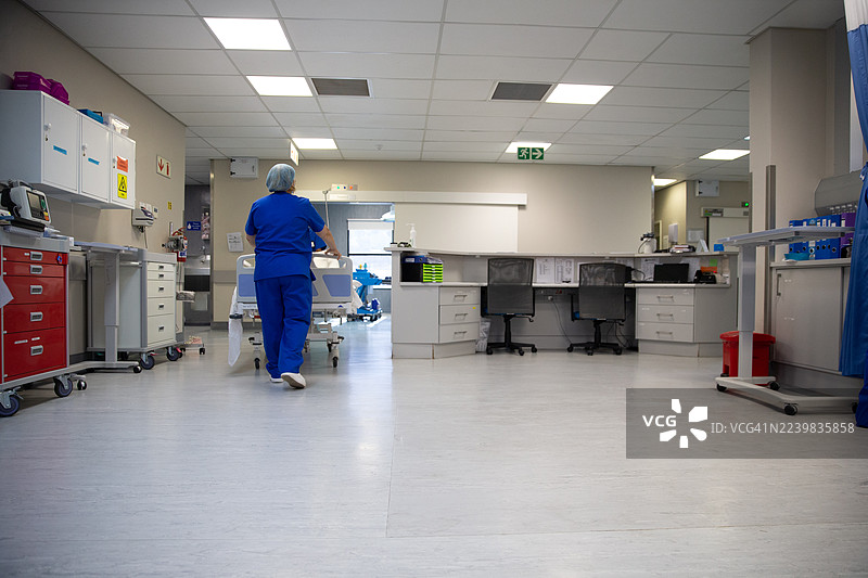 护士在医疗手术后将患者转移到重症监护室图片素材